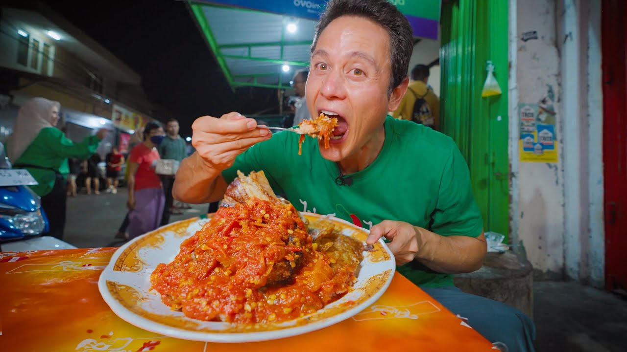 Indonesia SPICY FOOD Overdose!! 🌶 SAMBAL MOUNTAIN + Smashed Chili Chicken! - YouTube