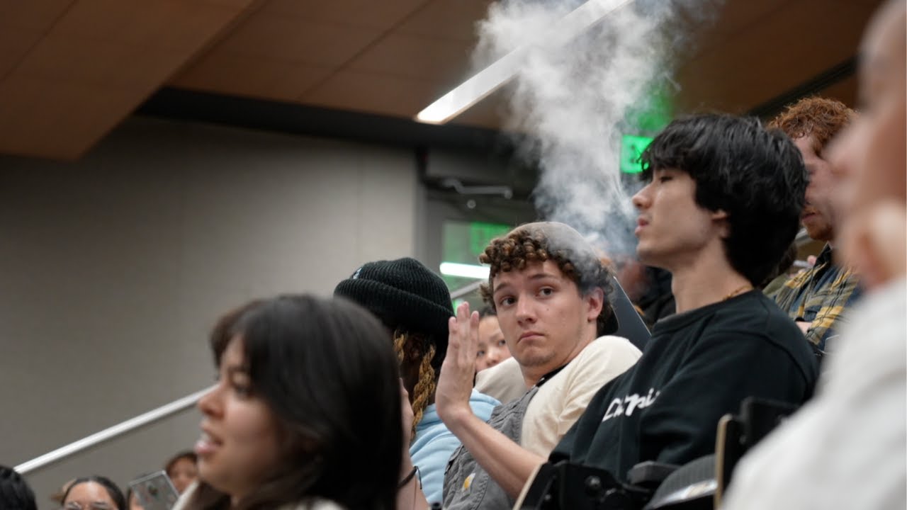 Vaping During a College Lecture Prank! - YouTube